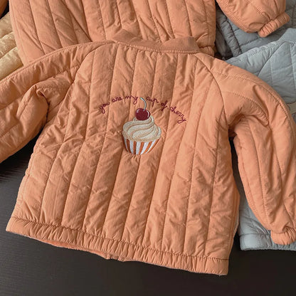 Détail de la manche et de la finition du manteau