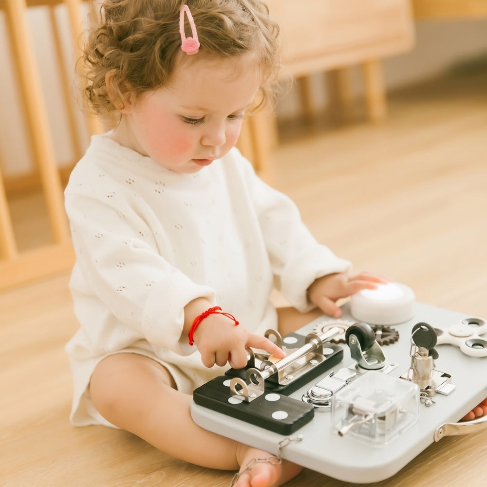 Vue de face du tableau éducatif Montessori à manipuler