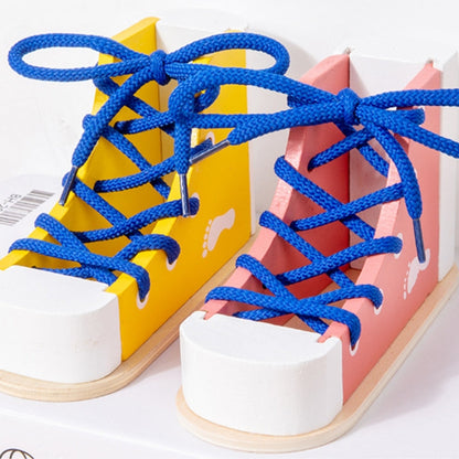 Gros plan sur les lacets et les œillets de la chaussure en bois