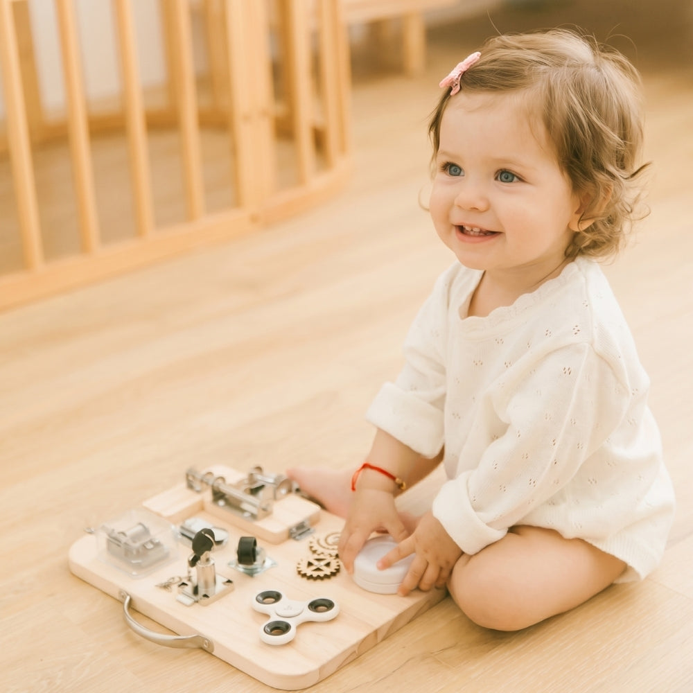 Enfant explorant les serrures d’un tableau d’activité Montessori