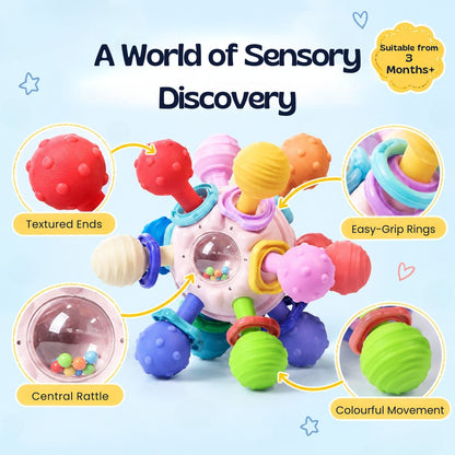 Bébé tenant une balle de dentition sensorielle multicolore