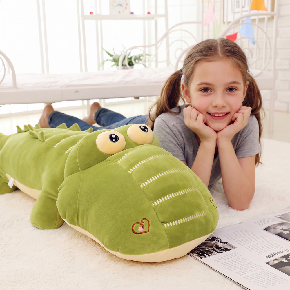 Vue de la peluche crocodile étendue dans toute sa longueur
