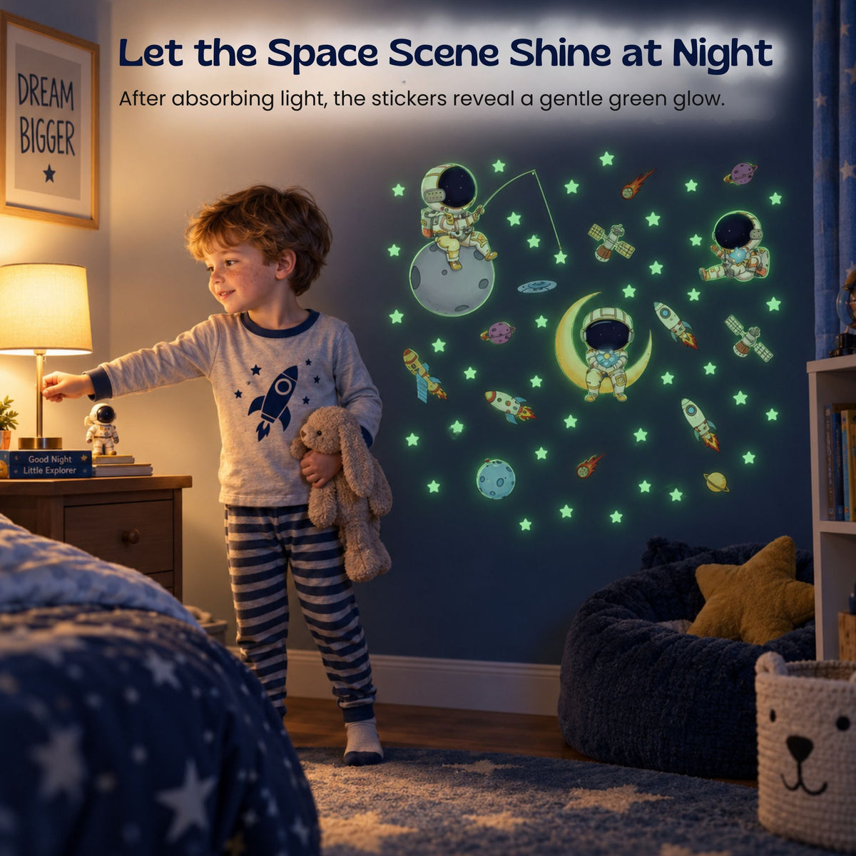 Décor mural spatial phosphorescent présenté dans une chambre d’enfant