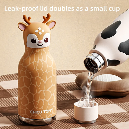 Détail des motifs d’animaux sur la bouteille thermos