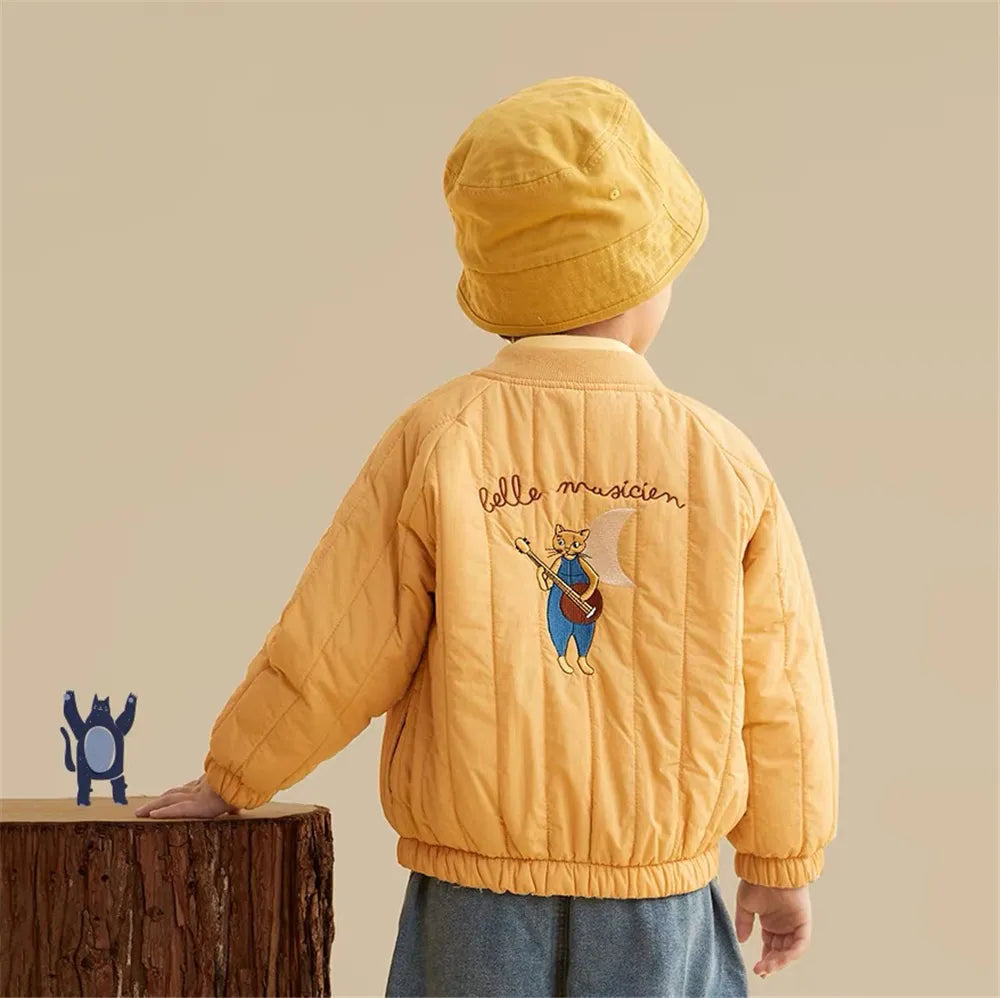 Manteau pour enfant montrant les détails de la broderie