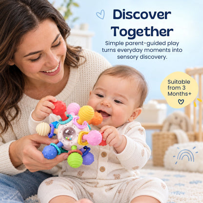 Bébé explorant une balle sensorielle facile à saisir