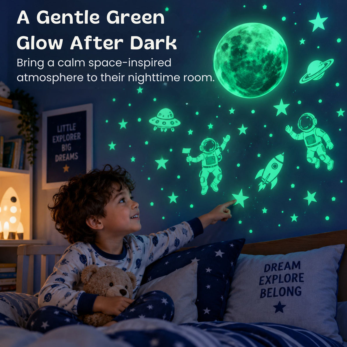 Décor mural spatial avec astronautes, fusée, lune et étoiles phosphorescentes