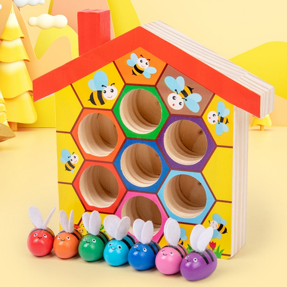 Enfant utilisant un jeu de tri en bois inspiré du monde des abeilles