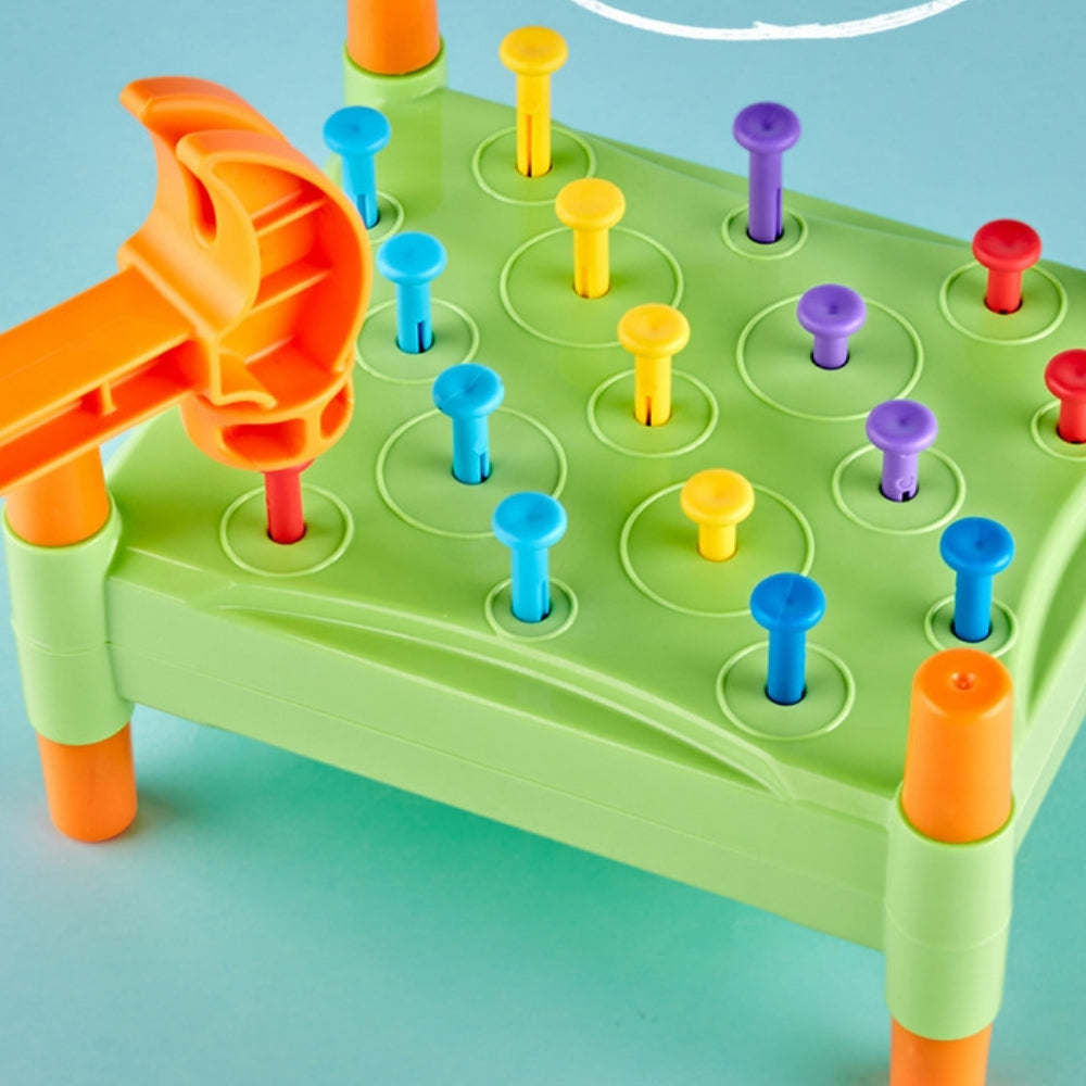 Gros plan sur le marteau en bois du jeu Montessori