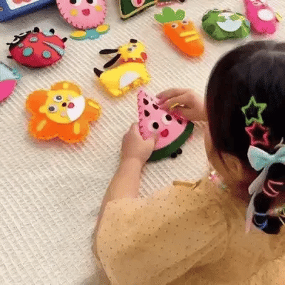 Trousse de couture pour enfants avec ses six accessoires créatifs