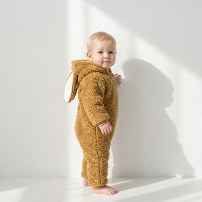 Détail du motif lapin sur la barboteuse pour bébé