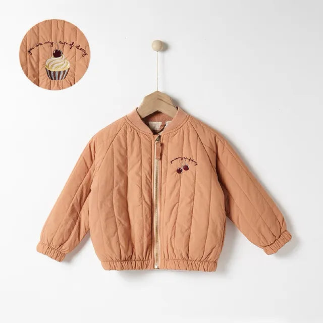 Manteau d’hiver brodé présenté sous plusieurs angles