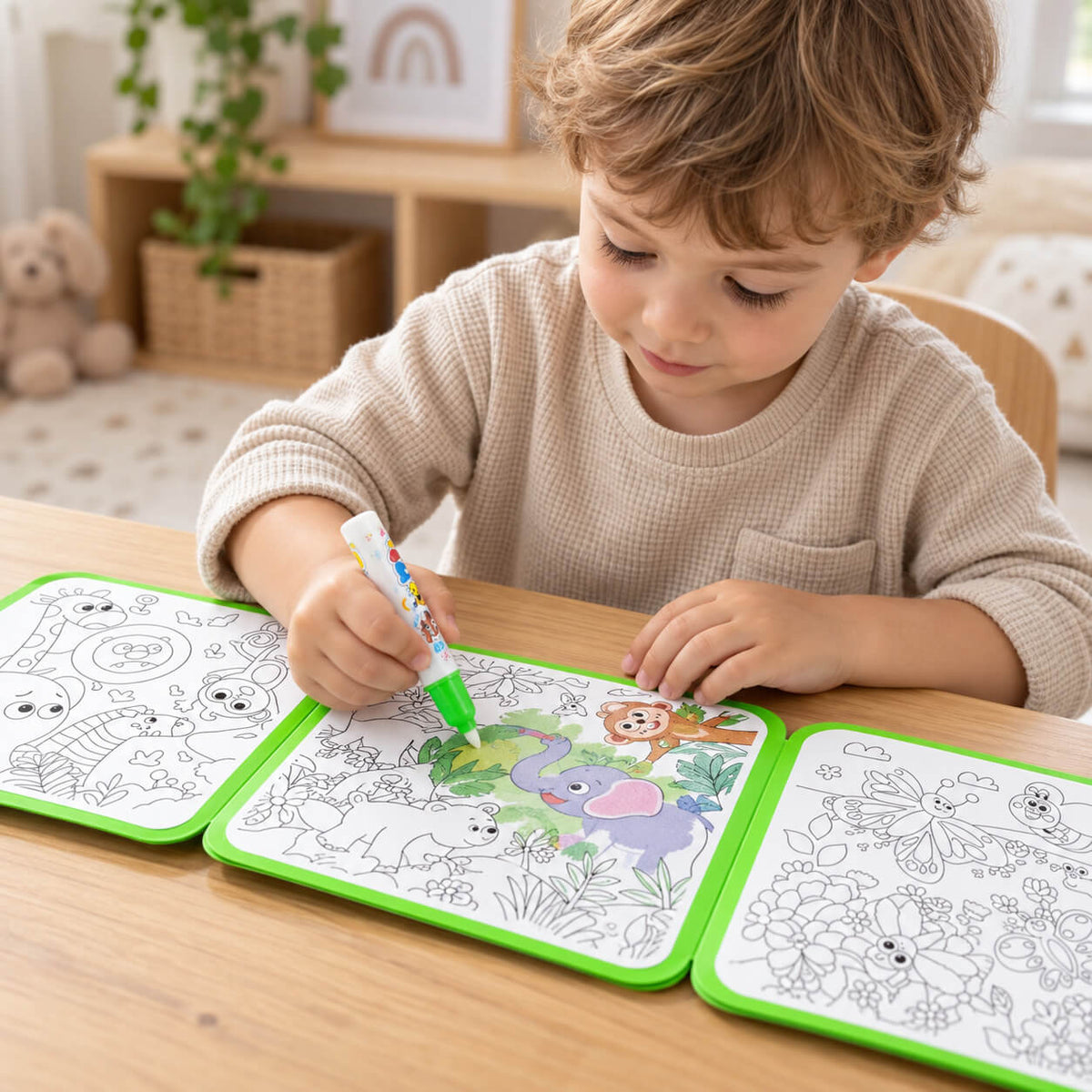 Livre magique de coloriage à l’eau réutilisable présenté en couverture