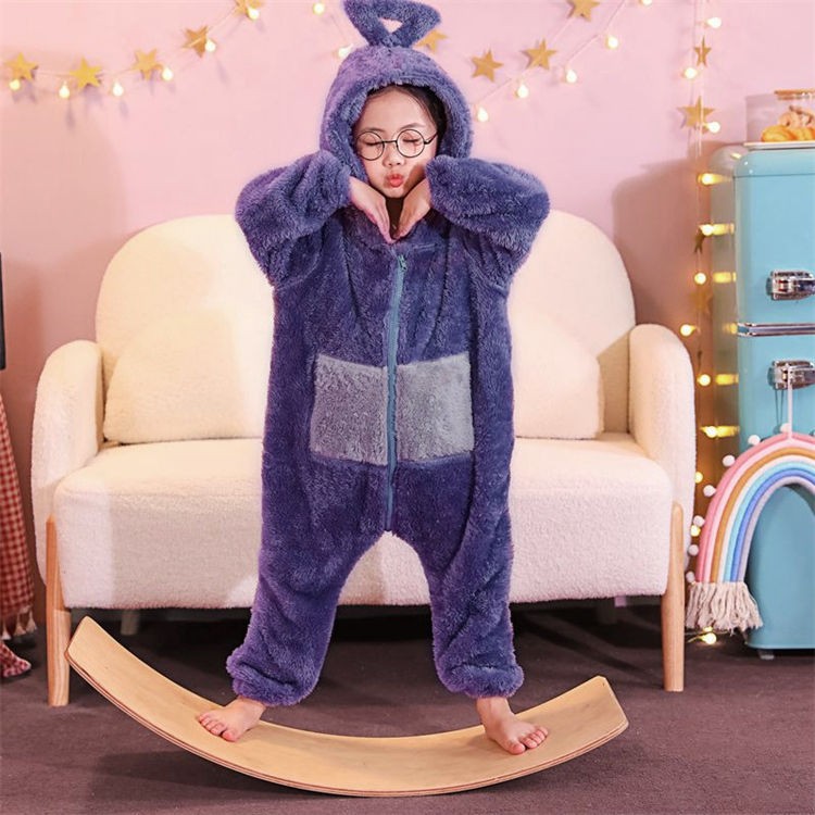 Costume de fête pour enfant présenté dans une mise en scène ludique.
