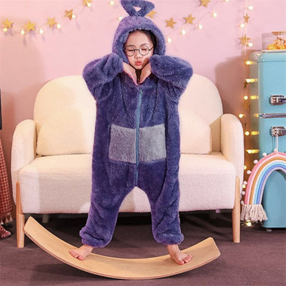 Costume de fête pour enfant présenté dans une mise en scène ludique.