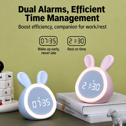Réveil numérique lapin posé sur une table de chevet