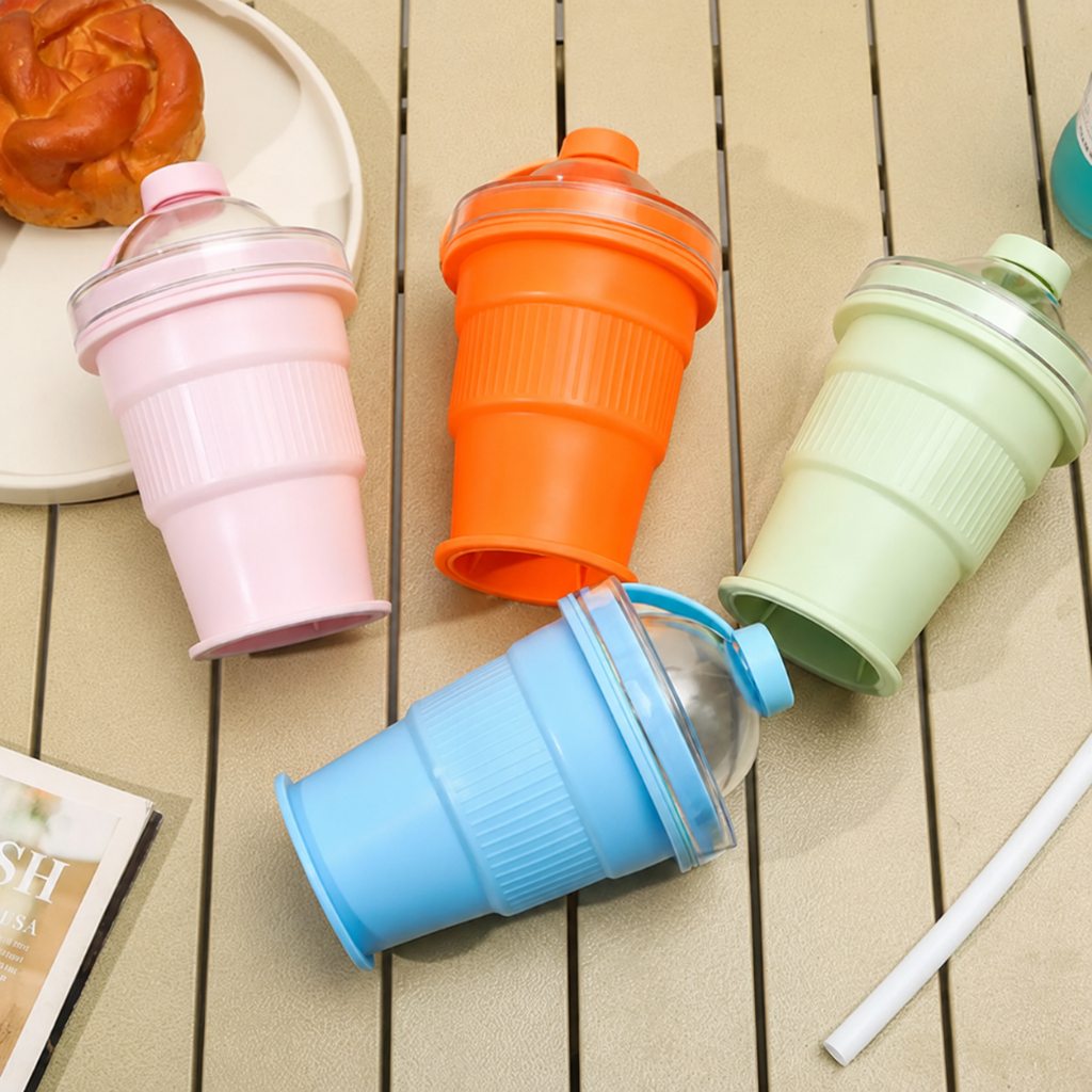 Gobelet pliable en silicone de 325 mL présenté ouvert