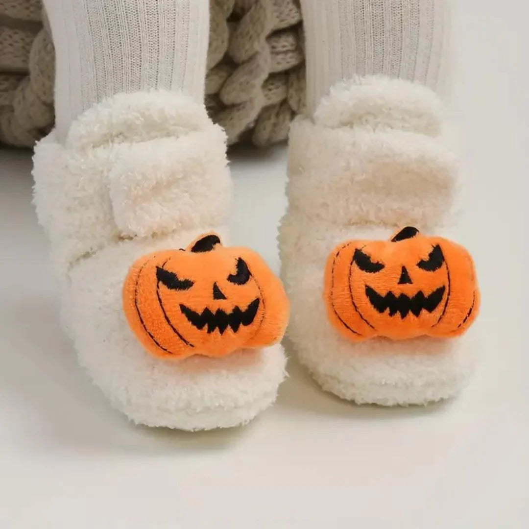 Détail du motif d’Halloween sur les pantoufles enfant doublées en polaire