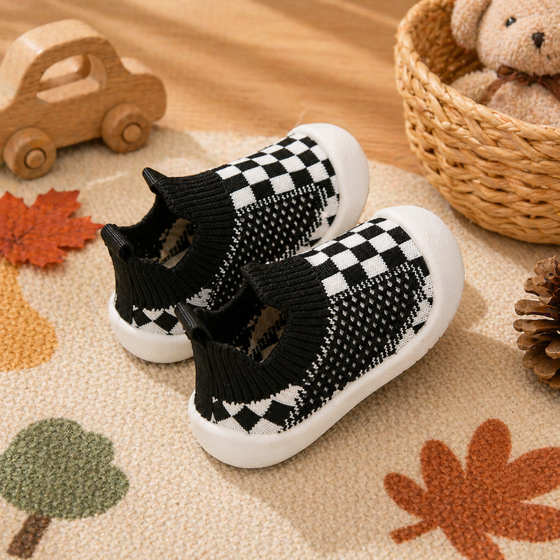 Vue rapprochée de la semelle flexible des chaussures bébé