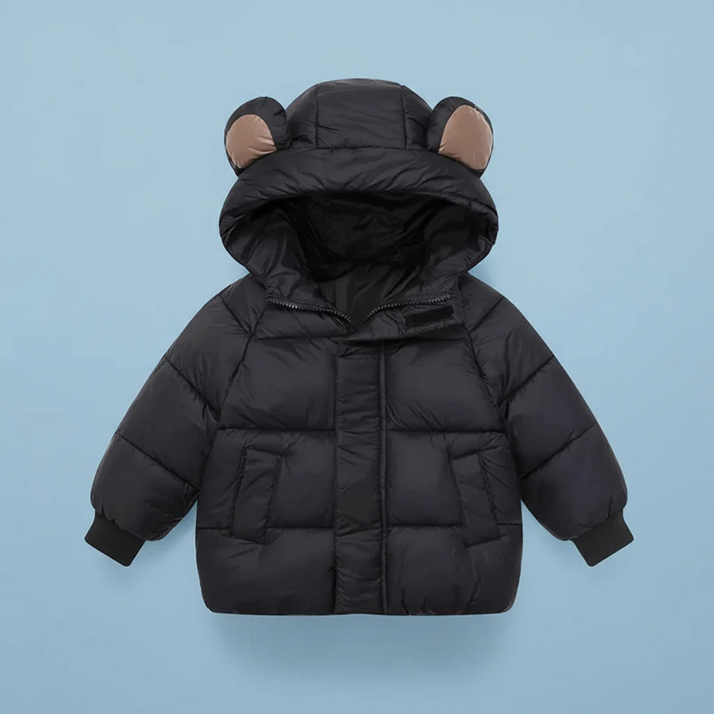 Manteau matelassé porté par un enfant en sortie hivernale