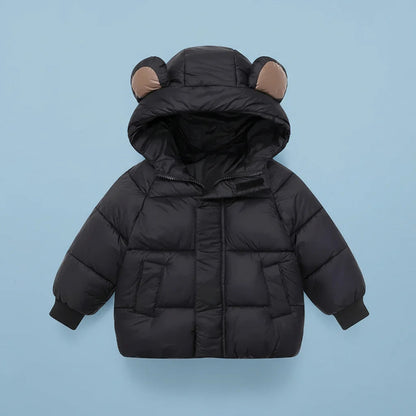 Manteau matelassé porté par un enfant en sortie hivernale