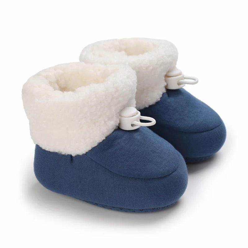 Détail de la bordure moelleuse des bottes pour bébé