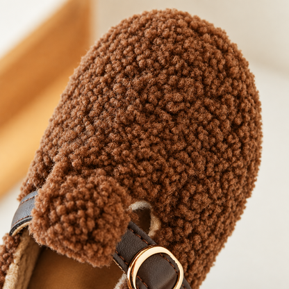 Vue rapprochée d’une chaussure d’hiver pour enfant doublée
