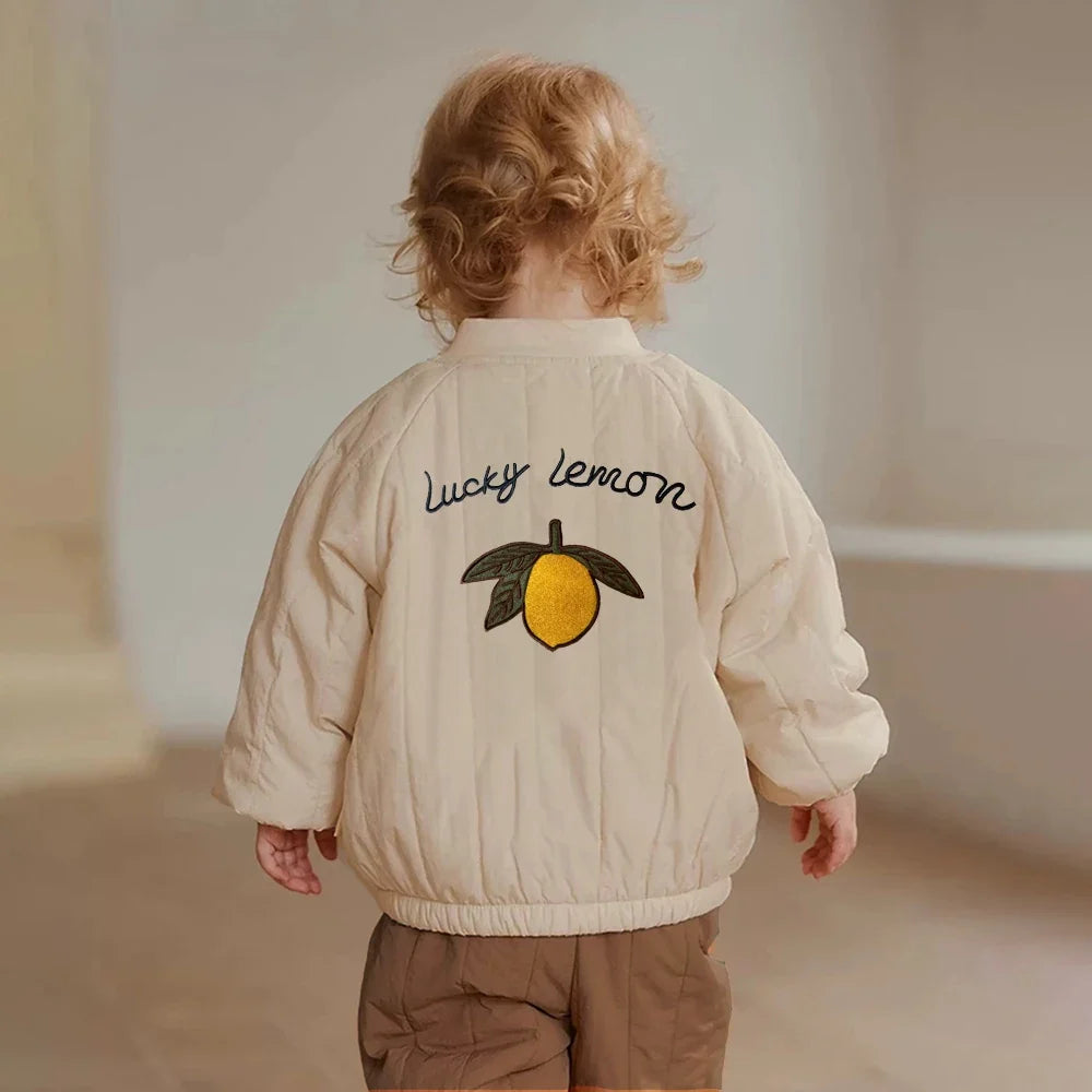 Vue rapprochée de la broderie décorative du manteau