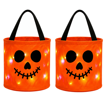 Enfant tenant un sac fantôme pour récolter des friandises à l’Halloween