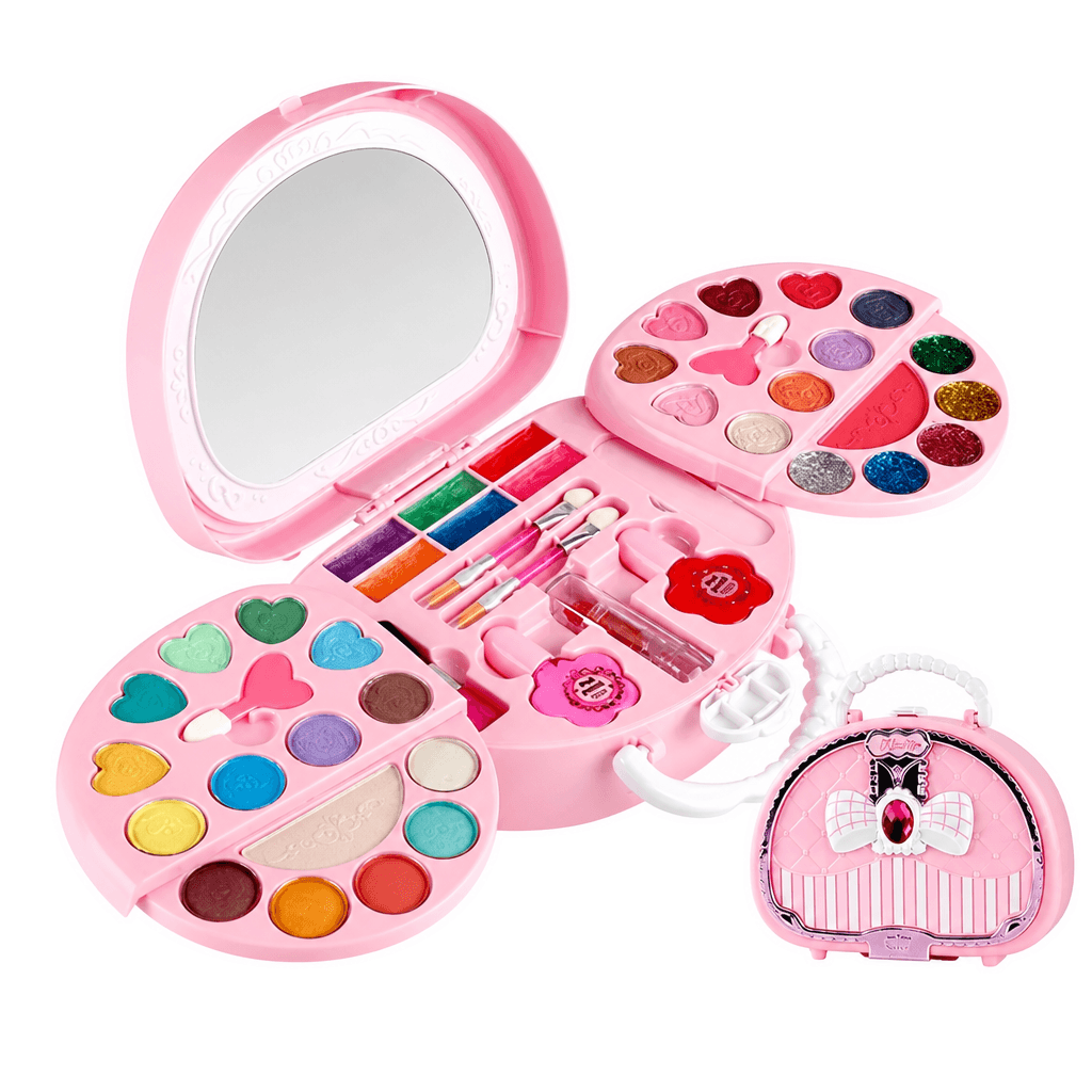 Enfant jouant avec une trousse de maquillage et son miroir