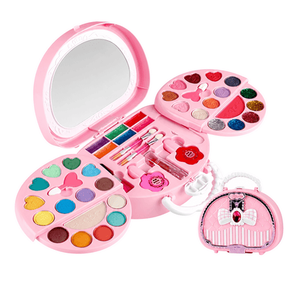 Enfant jouant avec une trousse de maquillage et son miroir