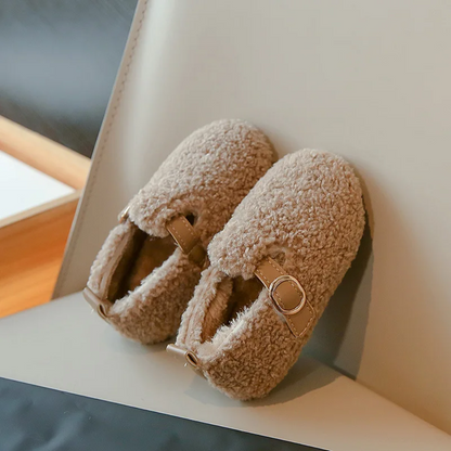 Détail de la doublure en peluche des chaussures d’hiver pour enfant