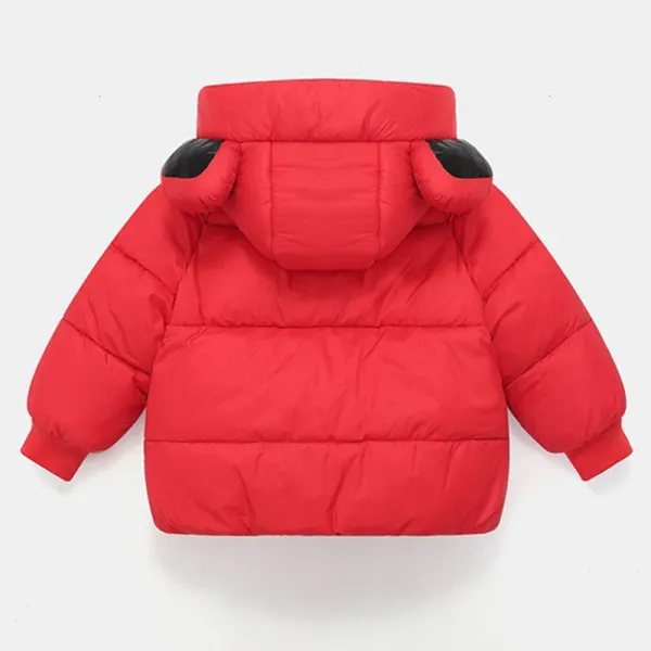 Détail du matelassage chaud du manteau pour enfant